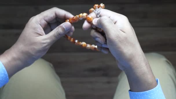 Muslimsk asiatisk man som ber med bön, — Stockvideo
