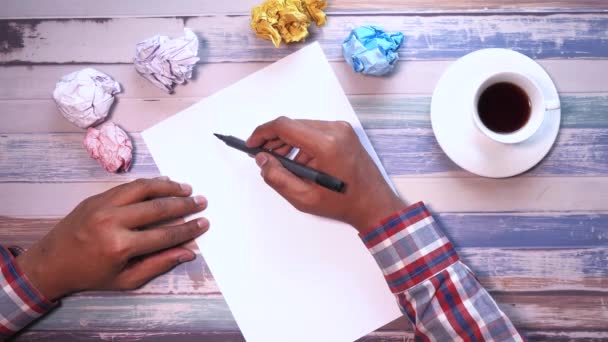 Hoge hoek weergave van de man hand tekening vraagteken. — Stockvideo