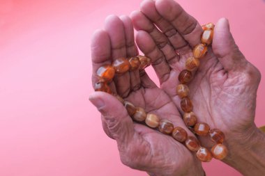 Son sınıf kadınlarının ellerinin fotokopi aletiyle kapanması 