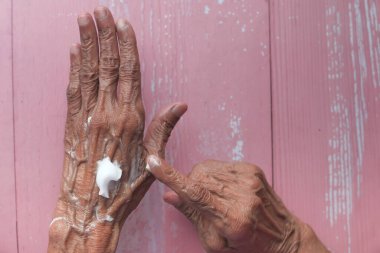 Son sınıf öğrencisi el kremi sürüyor, yakın plan..