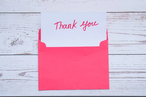 Fechar mensagem de agradecimento, envelope em branco — Fotografia de Stock
