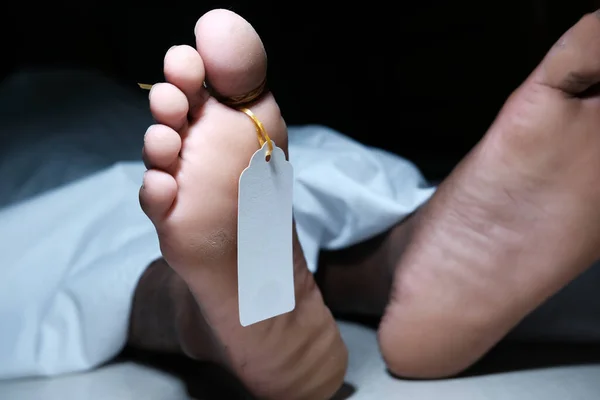 Dua kaki dari mayat dengan tag melekat pada jari kaki — Stok Foto