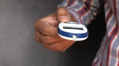 Diyabet hastası kan şekerini glukometreyle ölçer.