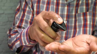 El dezenfektanı kullanan eller, kapatın.