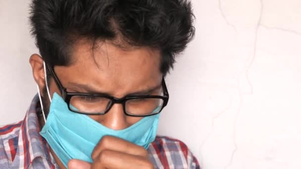 Хворий чоловік з маскою на обличчі кашляє — стокове відео