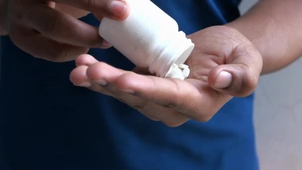 Vista superior de píldoras en la palma de la mano — Vídeo de stock