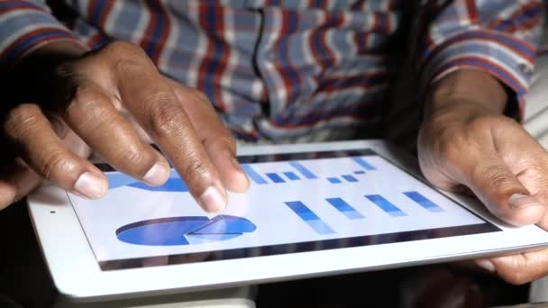 Hombre de negocios analizando datos financieros en tableta digital — Vídeos de Stock