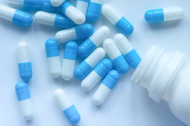 Dökülen kapsüllerin kapsüllerini kapat.