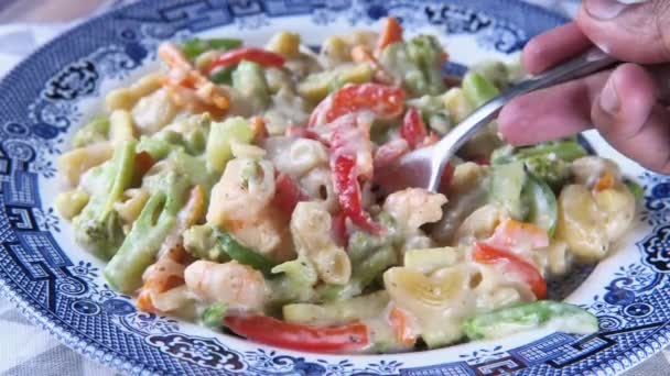 Hand of young man taking mixed salad with spoon. — Stock Video