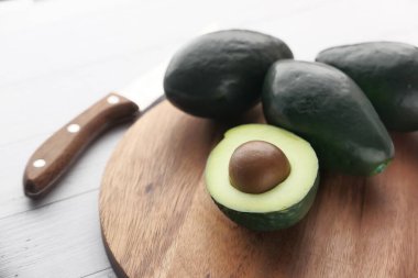 Çip tahtasındaki taze avokadoyu kapat..