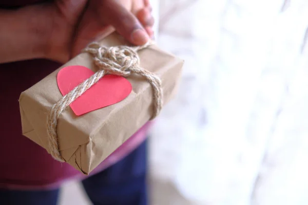 Man hand holding valentine gift and envelope — Stock Photo, Image