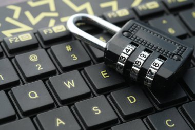 Klavyedeki asma kilidin kapatılması, gizlilik ve güvenlik kavramı