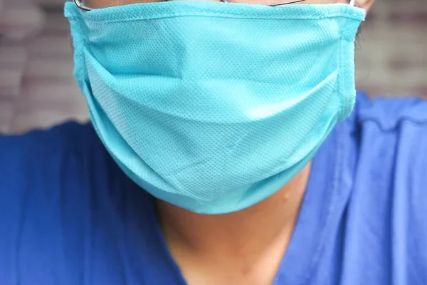 Ο άνθρωπος φοράει μάσκα υγιεινής για την πρόληψη της μόλυνσης — Φωτογραφία Αρχείου