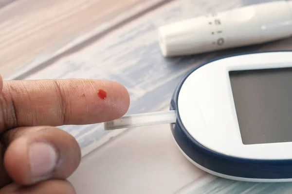 Sangue de carne do paciente diabético dedo para testar o nível de glicose no sangue  . — Fotografia de Stock