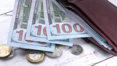 Masaya bir dolar cüzdan ve bozuk para koyarız..