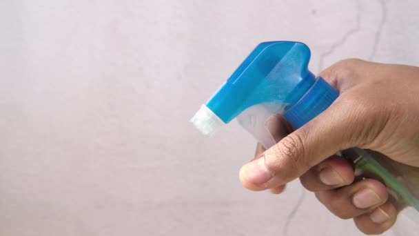 Mano del hombre con la limpieza de la botella de spray, de cerca — Vídeo de stock