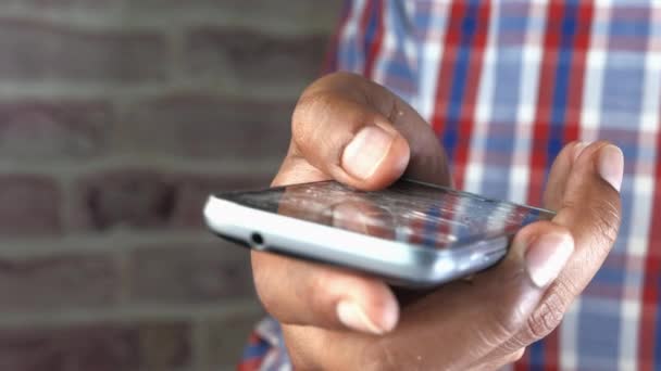 Fechar o homem mão segurando quebrado telefone inteligente. — Vídeo de Stock