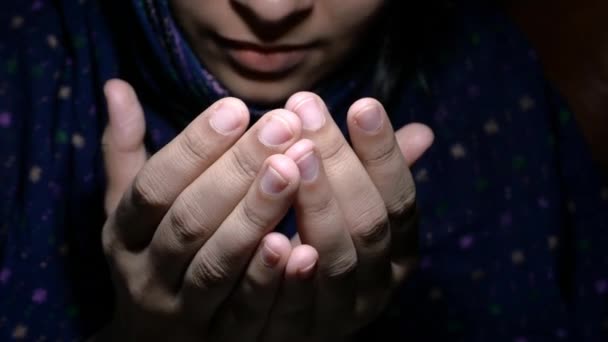 Mulheres muçulmanas com cachecol cabeça orando, close-up — Vídeo de Stock