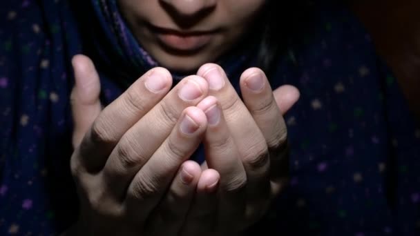 Muslim women with head scarf praying, close up — Stock Video