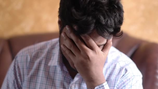 Man zittend op een bank depressie slapeloosheid, close up — Stockvideo