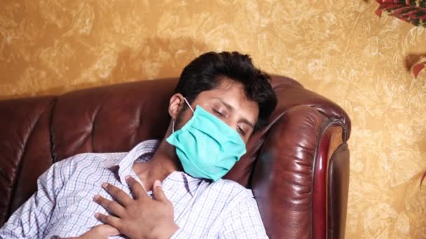 Antivirüs koruması için yüzünde maske olan hasta bir adam. — Stok video