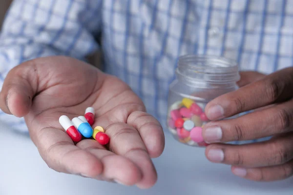 Vista de ángulo alto de las píldoras y el envase en la mano — Foto de Stock