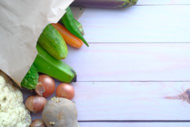  Fotokopi alanı olan bir alışveriş poşetinde taze sebze. 