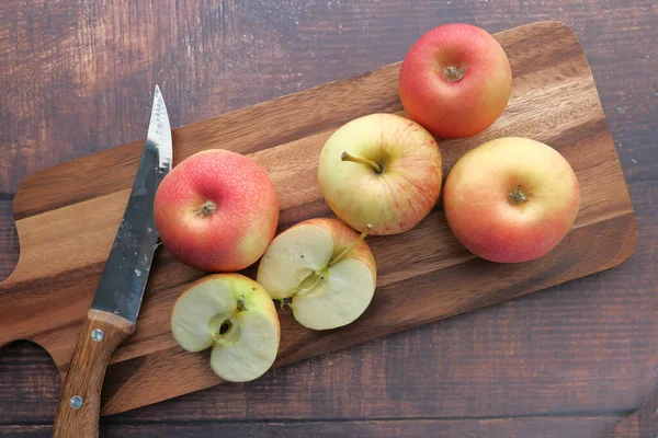 Hög vinkel syn på äpplen i en hackbräda — Stockfoto