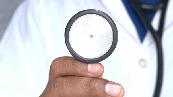 Médico usando estetoscopio en el hospital, de cerca — Vídeos de Stock