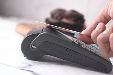 Ödeme terminali kredi kartından şarj ediliyor, kapat