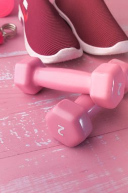 Yoga paspası ve dambıllar yere, kapatın.