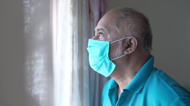 Een concept van het gevaar van het coronavirus voor ouderen — Stockvideo