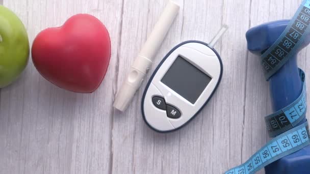 Blutzuckermessung bei Diabetes mit Apfel und Hantel — Stockvideo