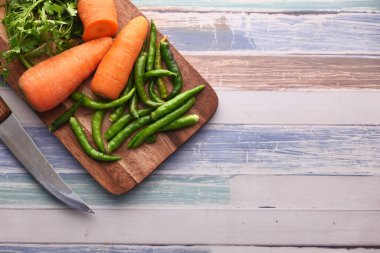 Kopya alanı olan taze sebze dilimleme tahtasında