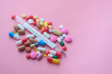 Termometreyi kapat ve pembe üzerine renkli haplar koy. 