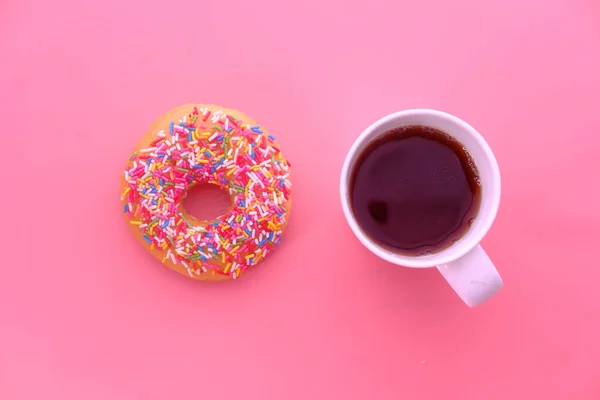 Blick von oben auf Donuts und Kaffee auf dem Tisch. — Stockfoto