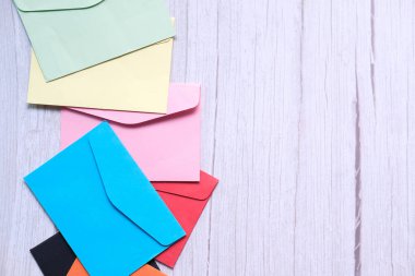 Masadaki renkli zarfın yüksek açılı görünümü