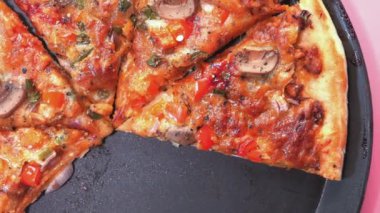 Tabaktaki ev yapımı pizzayı kapat..