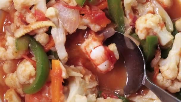 Mezclar ensalada fresca con cuchara. proceso de mezcla de ensalada . — Vídeo de stock