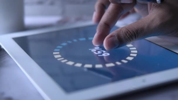 Бизнесмен анализирует финансовые данные на цифровом планшете — стоковое видео