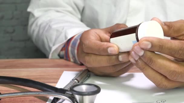 Close-up do médico segurando um recipiente pílula . — Vídeo de Stock