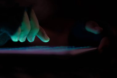 Bilgisayar korsanı elinin dijital tabletten veri çalmasını kapat 