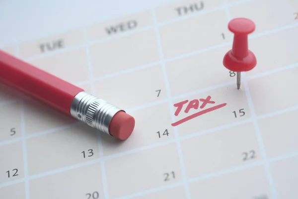 Pojęcie dnia podatkowego ze słowem podatkowym w dniu kalendarzowym. — Zdjęcie stockowe