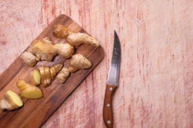 Kesme tahtasındaki zencefilin yüksek açılı görüntüsü