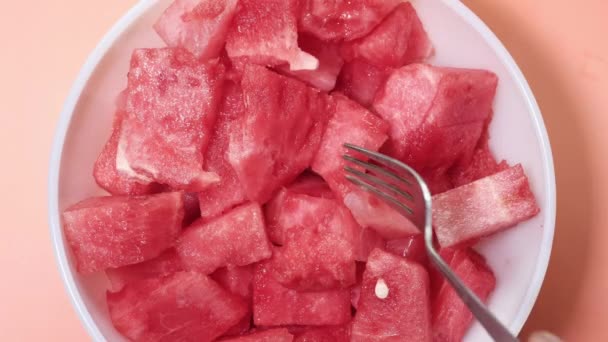 Närbild av skiva vattenmelon i en skål — Stockvideo