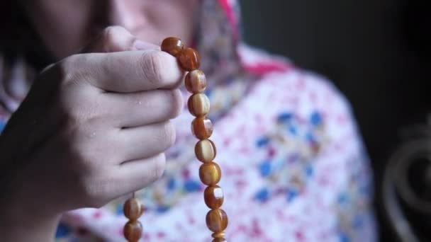 Muslim women with head scarf praying, close up — Stock Video