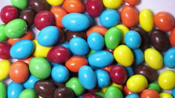 Gros plan de chocolat coloré dans une assiette .