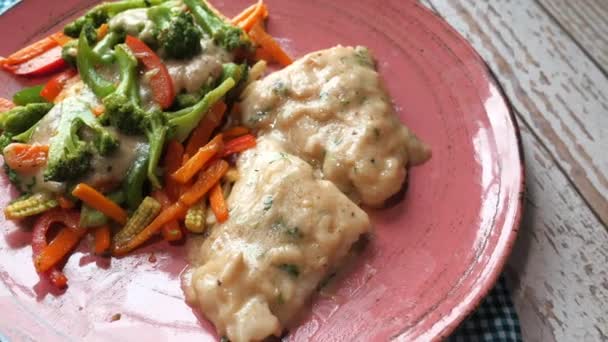 Großaufnahme von Fischfilet und Salat im Teller — Stockvideo