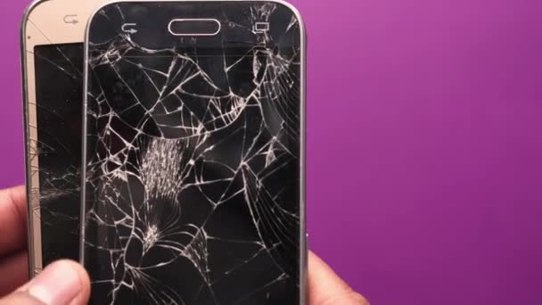 Persoon hand met gebroken smartphone, close up — Stockvideo