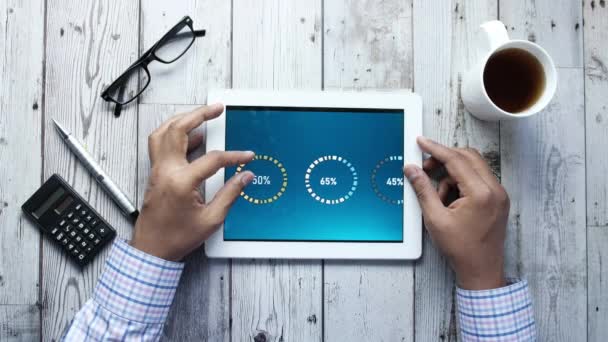 High angle view van zakenman analyseren van financiële gegevens op digitale tablet — Stockvideo